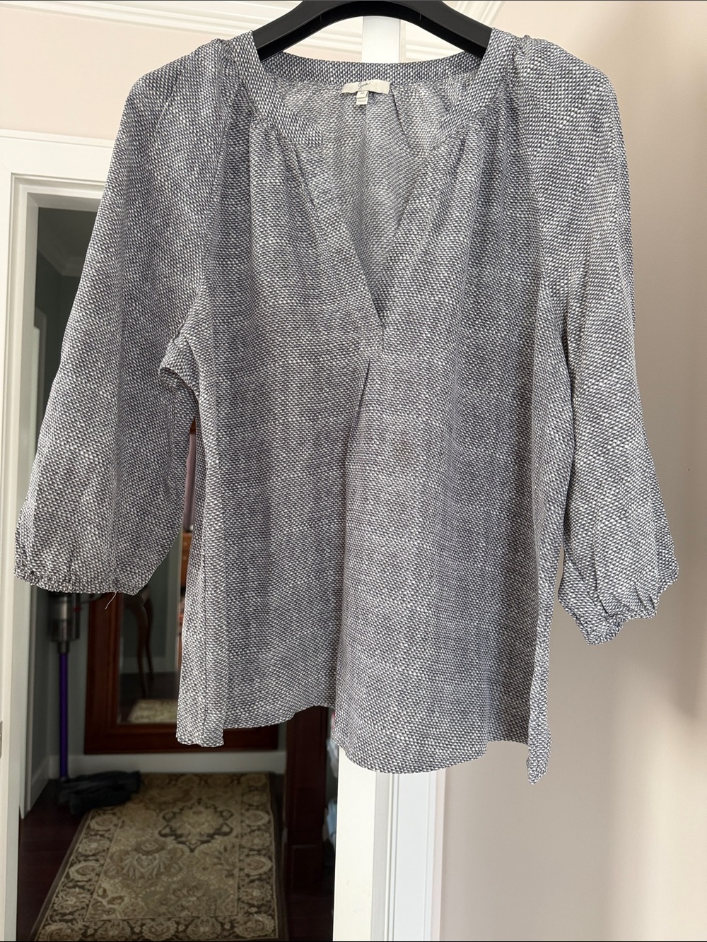 Joie silk  gray  Printed V-Neck Gathered 3/4 sleeve Blouse size M - Picture 2 of 7
